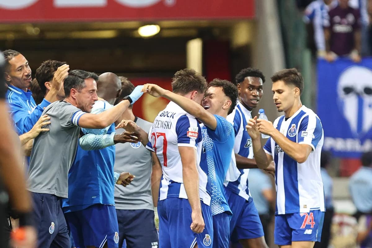 Oporto remonta ante Marítimo: el polaco Oskar Pietuszewski celebra el gol decisivo que dio la victoria al conjunto portugués por 1-2.