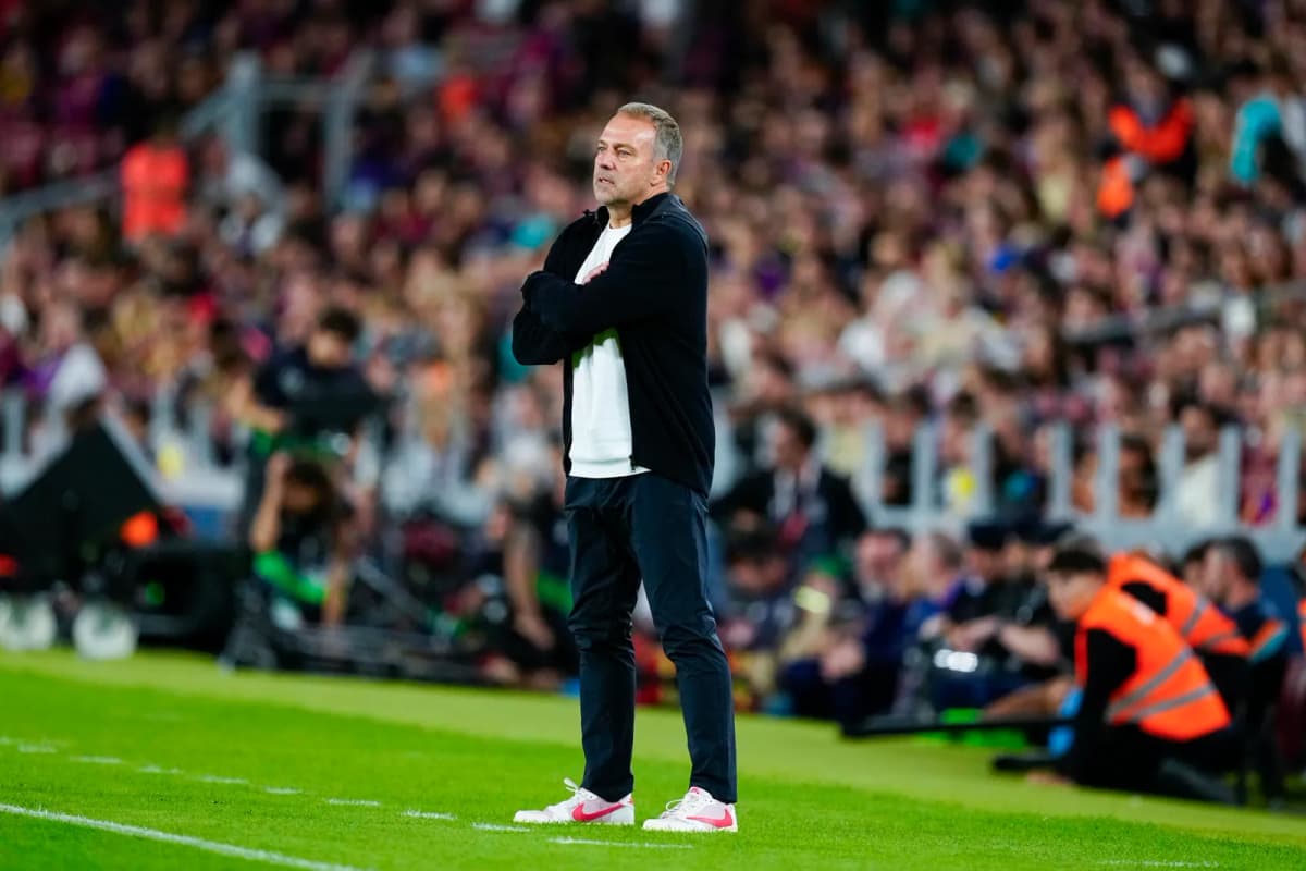 Hansi Flick, entrenador del Barcelona, durante una rueda de prensa. El técnico destaca la unión del equipo en su camino hacia un nuevo récord liguero.