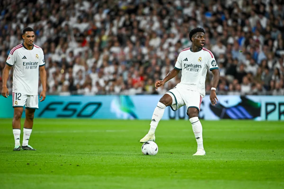 Tchouaméni, centrocampista francés del Real Madrid, durante el partido ante el Villarreal marcado por la expulsión de Vinícius.