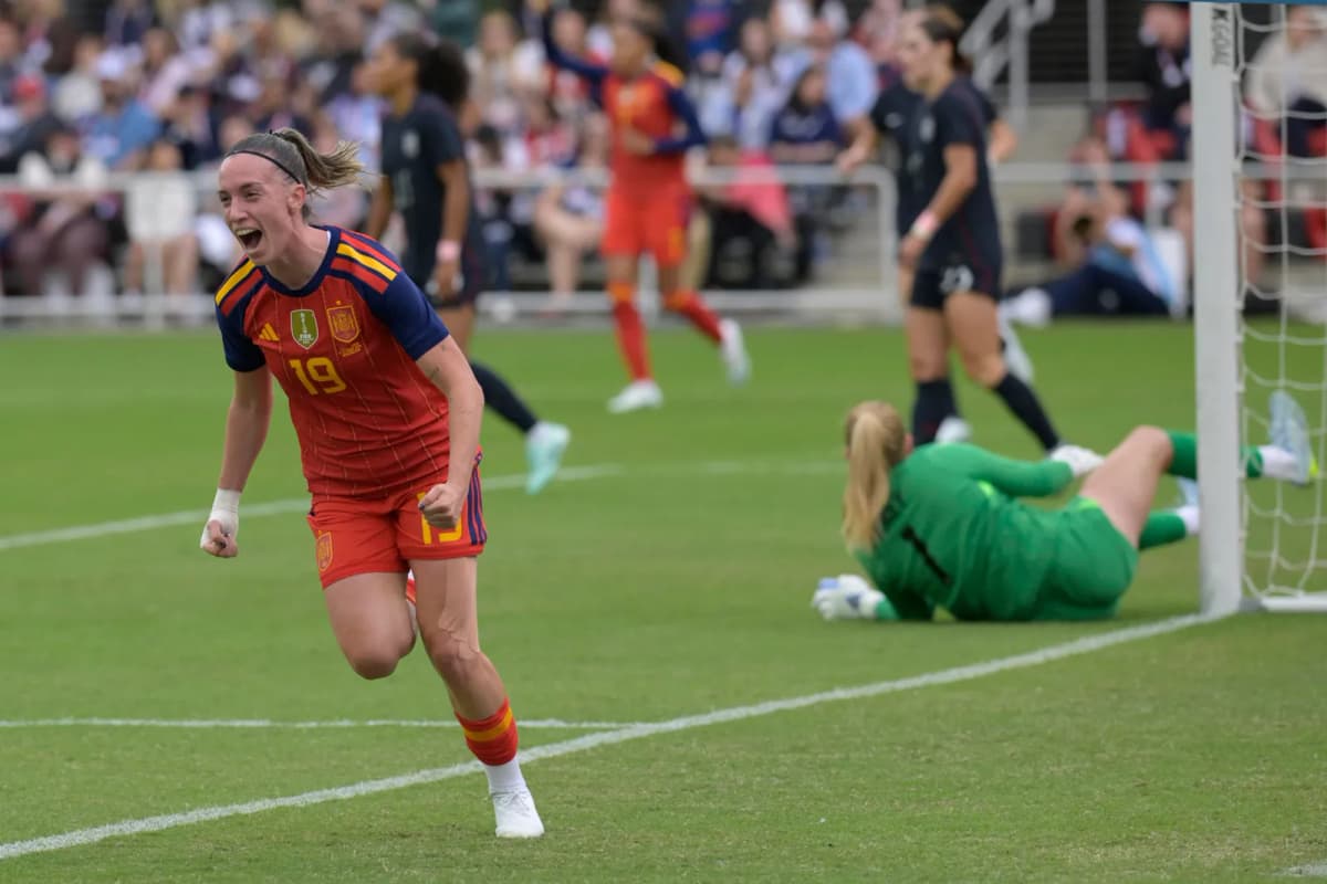 España femenina celebra su victoria ante Estados Unidos; la guardameta española Adriana Nanclares fue decisiva al detener un penalti.