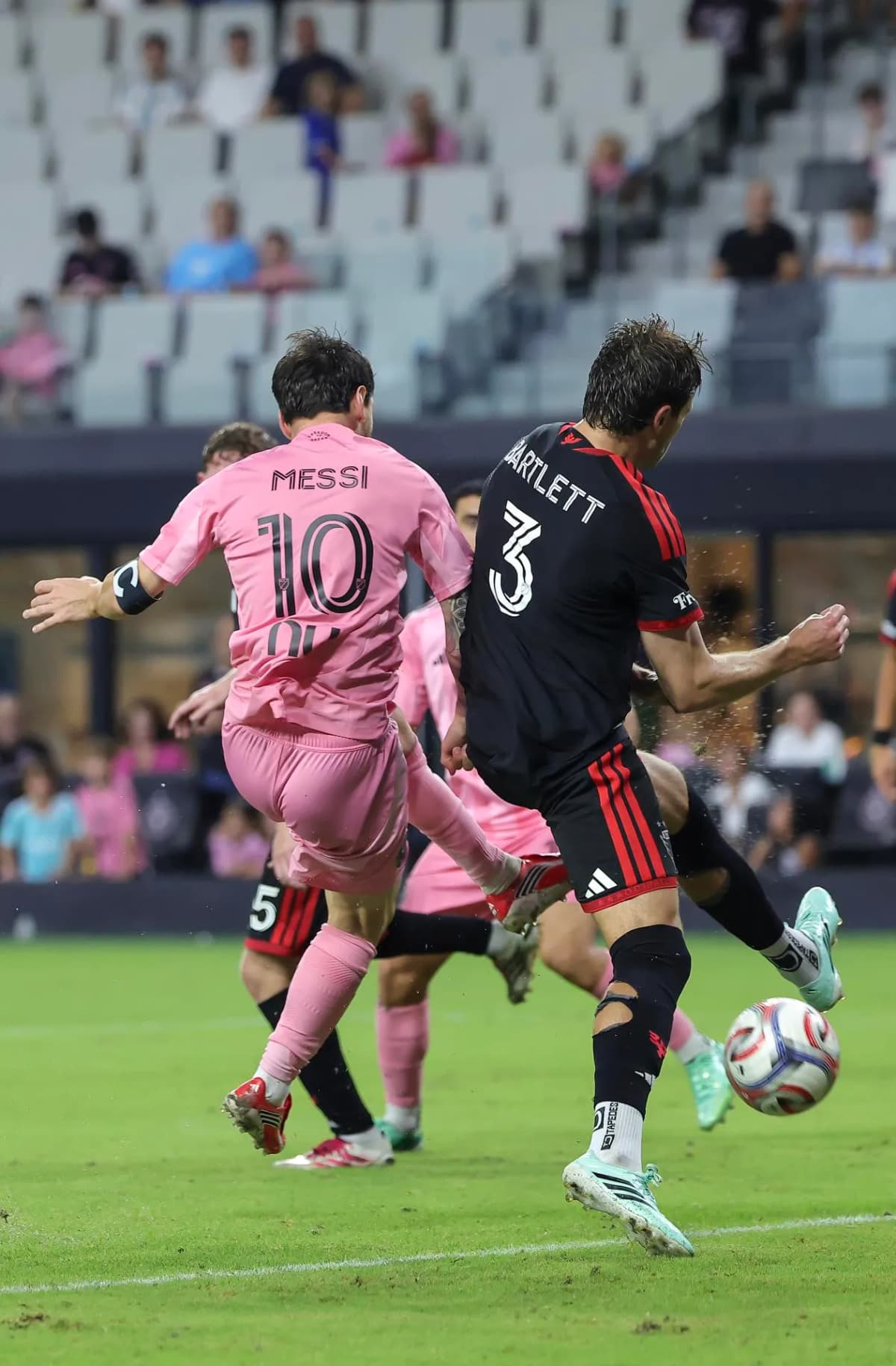 Imagen sugerida de Lionel Messi y Luis Suárez celebrando con el Inter Miami durante la goleada 4-0 ante DC United en la MLS.