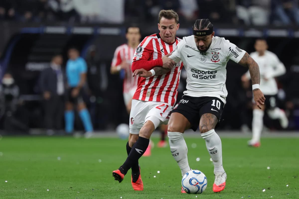 Fotografía de archivo del 16 de septiembre de 2026 en la que se observa a Memphis Depay (d), de Corinthians, al disputar el balón con Ezequiel Piovi, de…