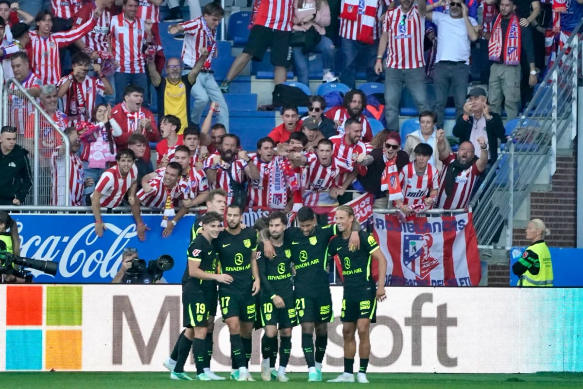 Cuti Romero celebra el 1-2 ante el Alavés junto a sus compañeros.