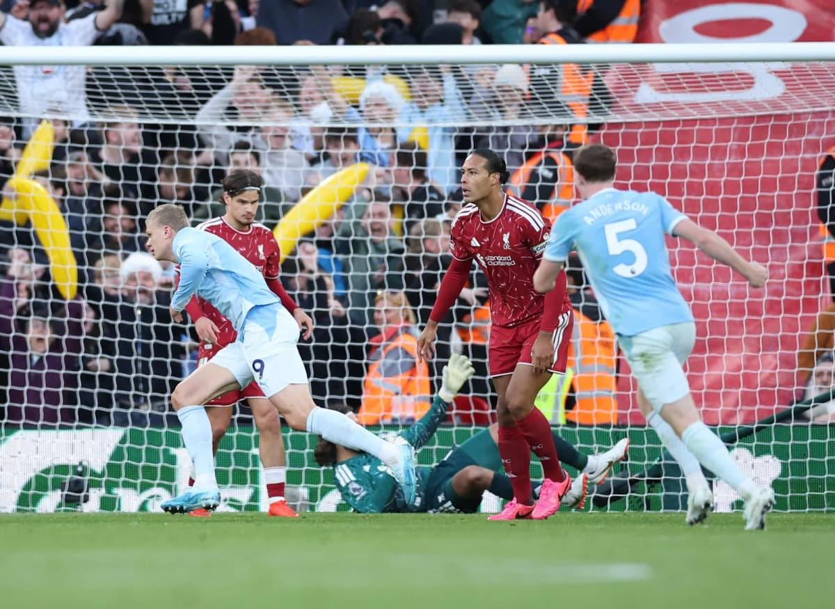 El Manchester City vence al Liverpool por 0-3 en Anfield con una actuación decisiva del belga Jérémy Doku.