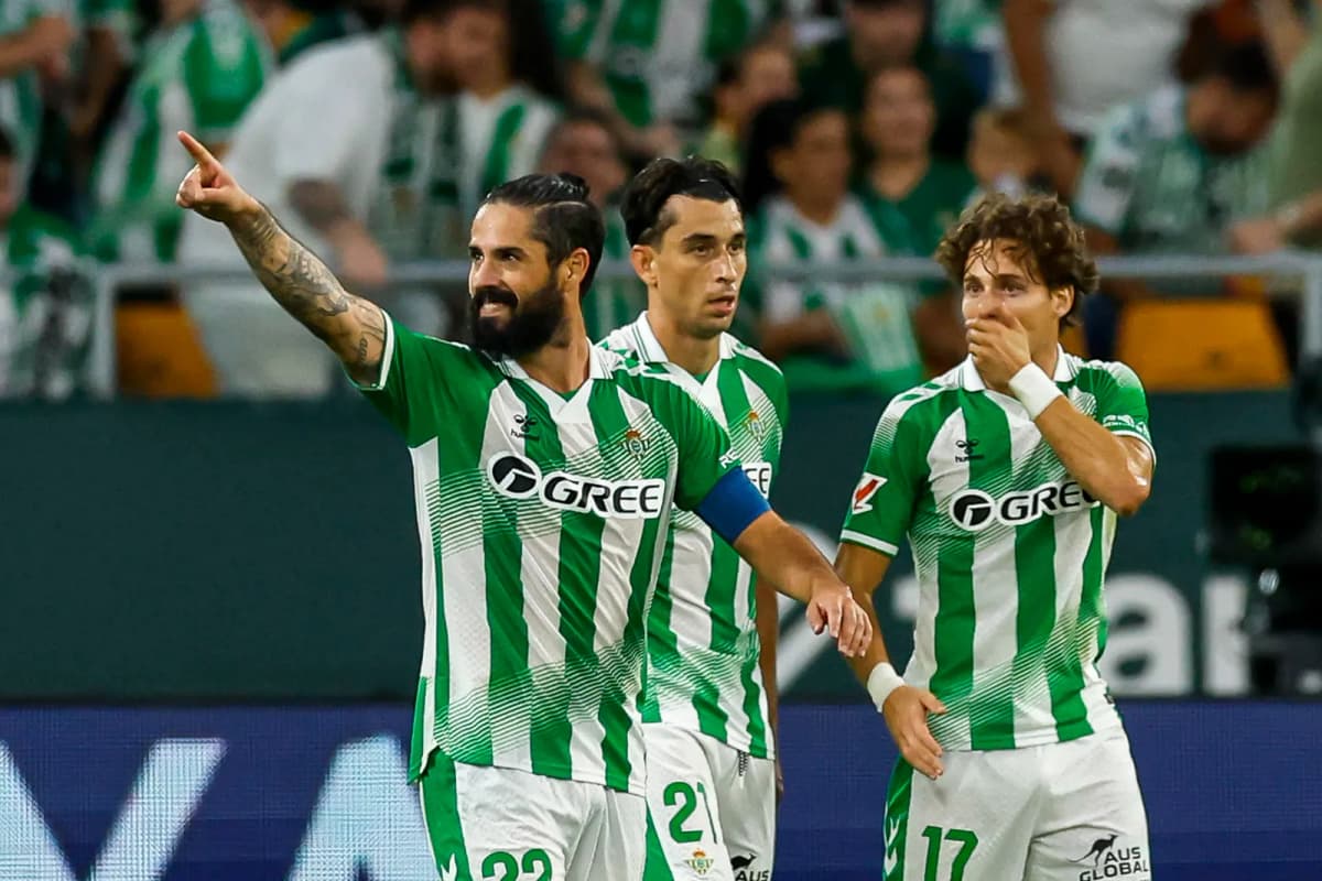El centrocampista del Betis Isco Alarcón (i) celebra tras marcar el 4-2, durante el partido de LaLiga de fútbol que Real Betis y CA Osasuna disputaron en el…