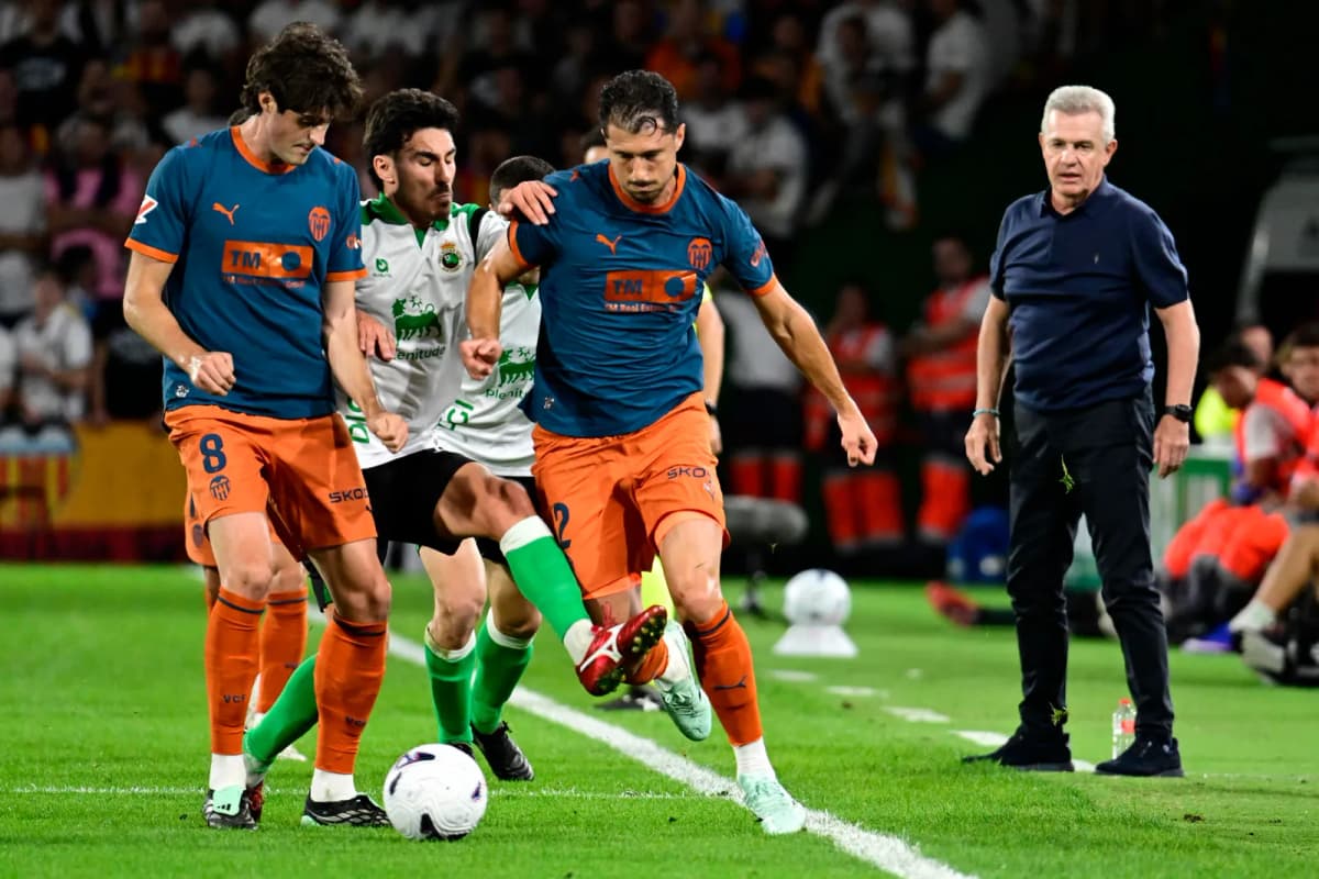 Imagen del duelo entre Racing de Santander y Valencia en El Sardinero, que terminó 2-2 en el estreno del técnico mexicano Javier Aguirre.