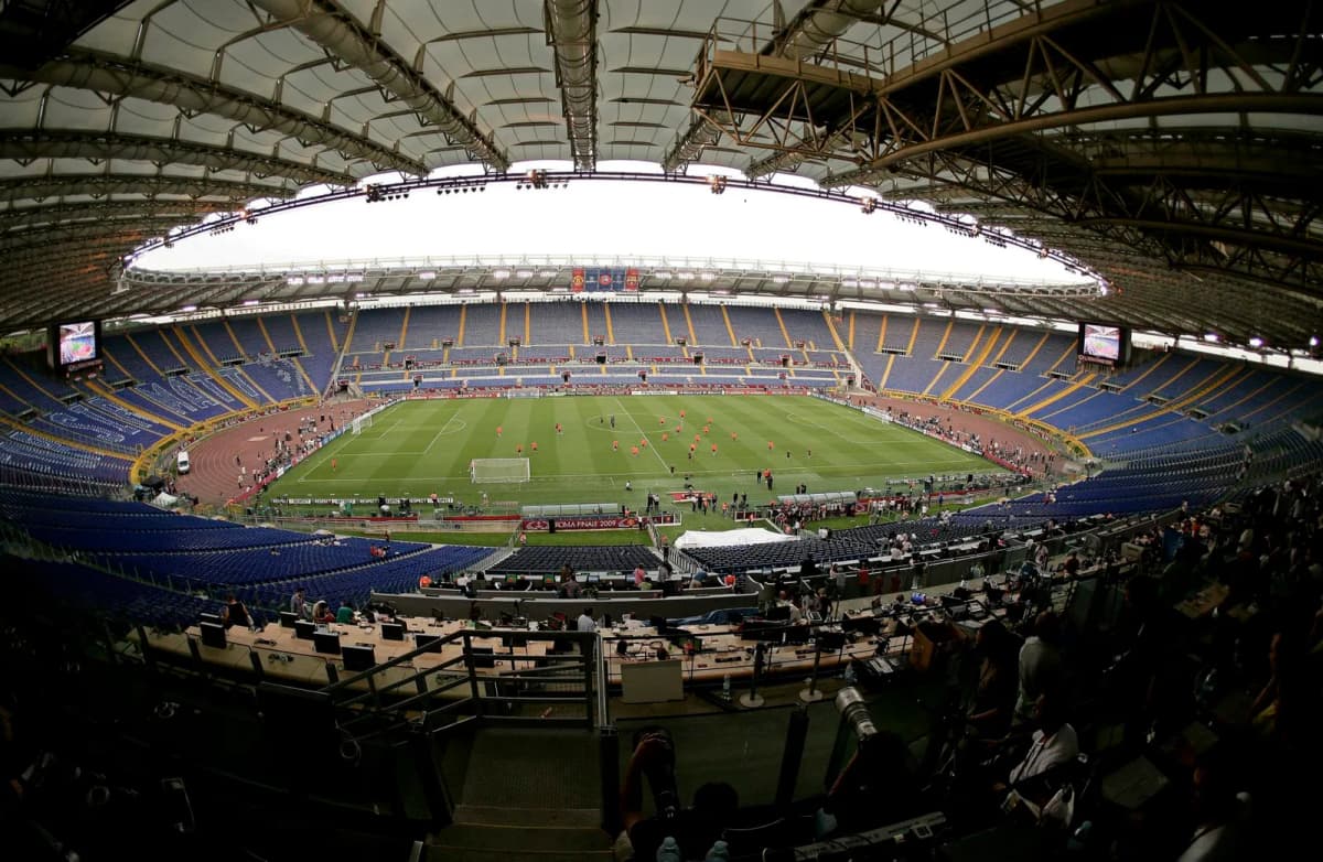Fotografía de archivo del 26 de mayo de 2009, en la que puede verse el Estadio Olímpico de Roma (Italia) antes de la final de Liga de Campeones entre el…