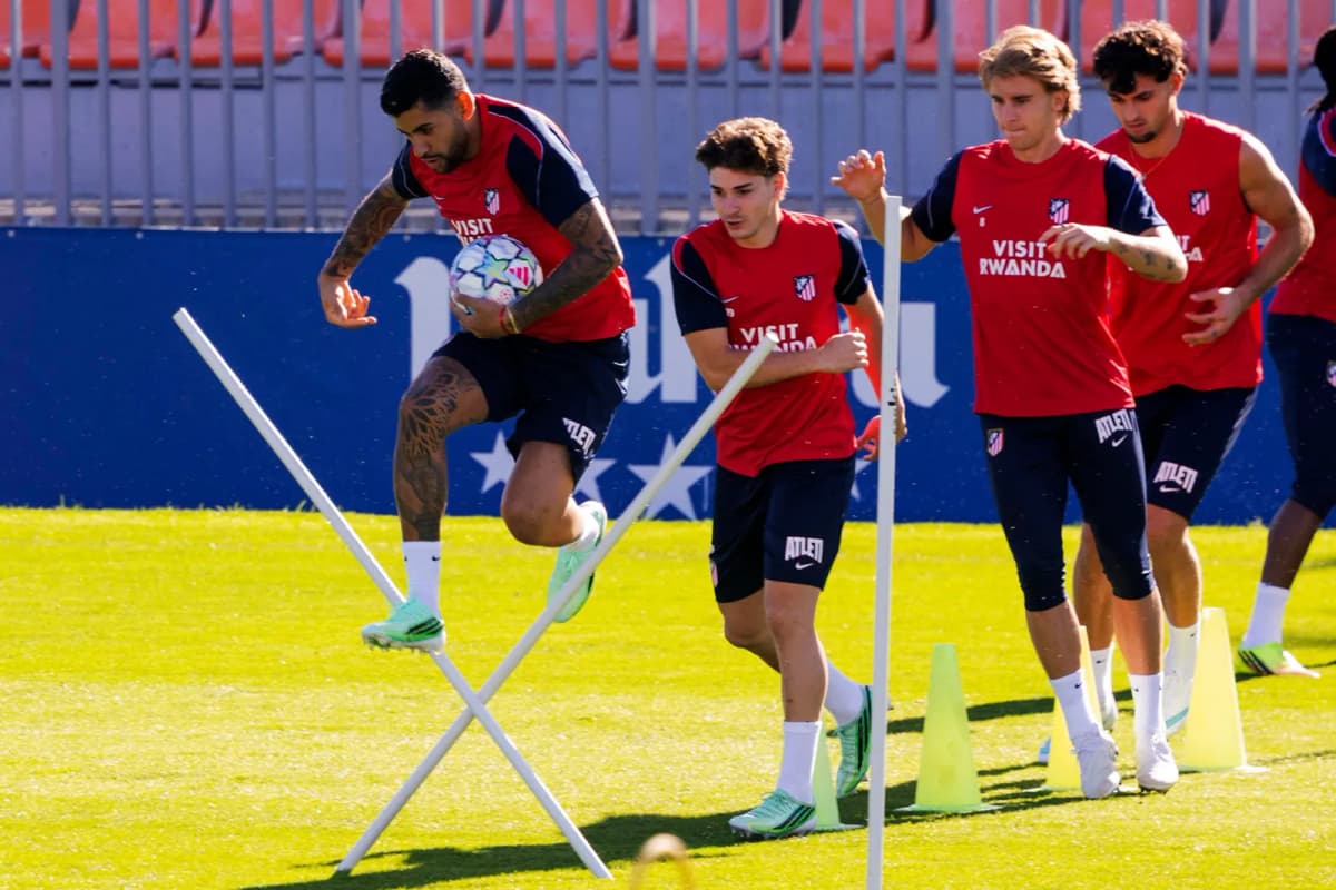 I a d: Los jugadores del Atlético de Madrid Cuti Romero, Julián Alvarez, Pablo Barrios y Marc Pubill, durante el entrenamiento en la Ciudad Deportiva de…