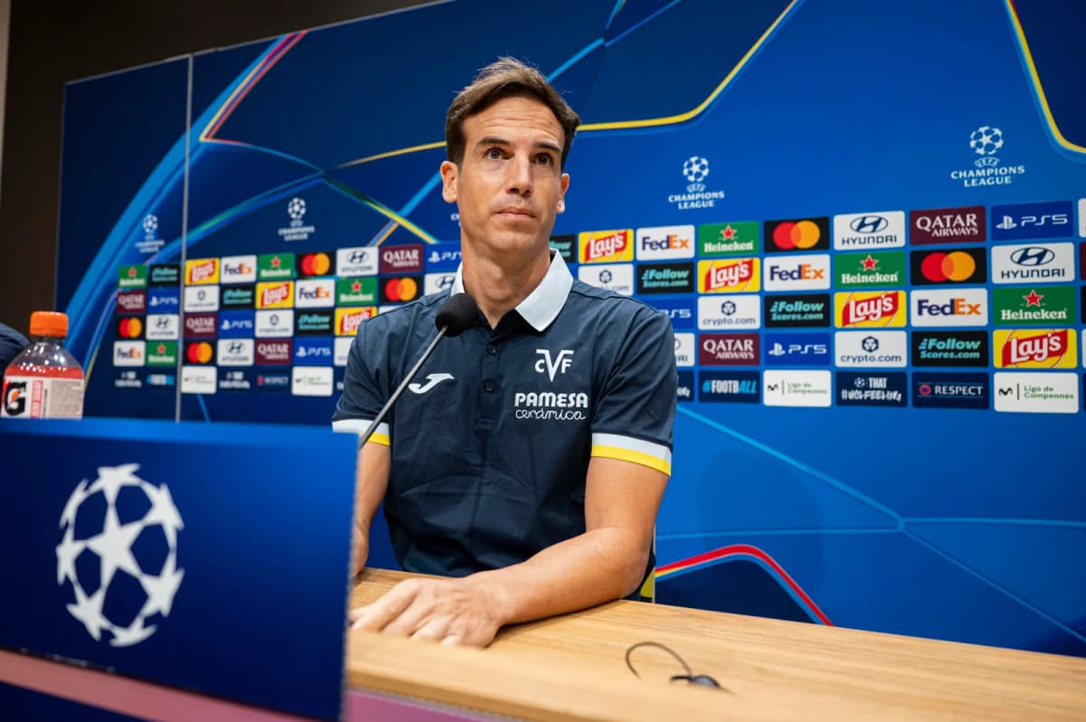 Íñigo Pérez, entrenador del Villarreal, durante la rueda de prensa previa al partido de Liga de Campeones contra el Nápoles.