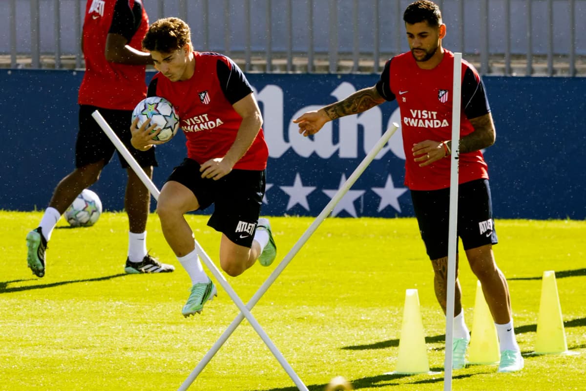 El argentino Julián Álvarez y el argentino Cuti Romero participan en un entrenamiento del Atlético de Madrid antes del partido contra el Manchester United.