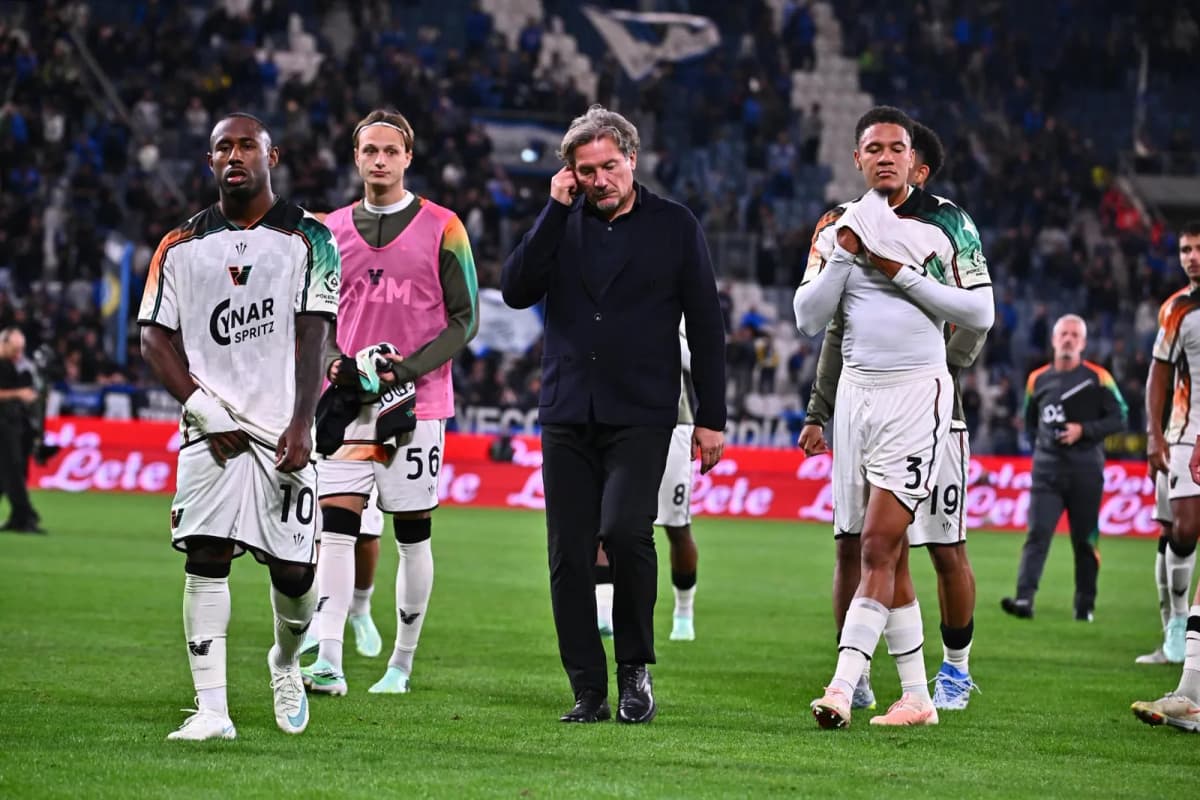Giovanni Stroppa se retira del terreno de juego, tras perder el lunes contra el Atalanta su último partido al frente al Venezia Calcio.
