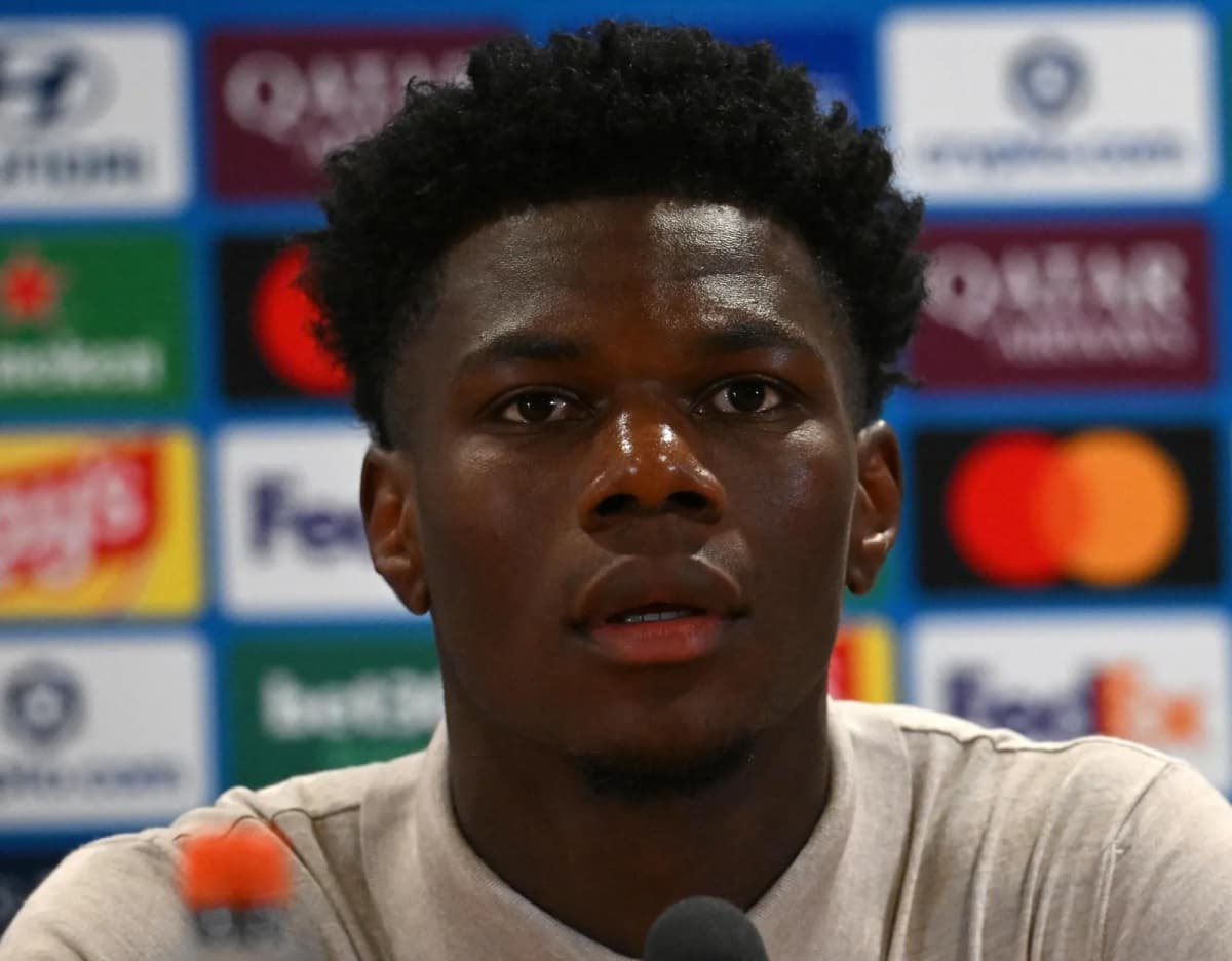 El francés Aurélien Tchouaméni, centrocampista del Real Madrid, comparece en rueda de prensa antes del partido contra la Roma.