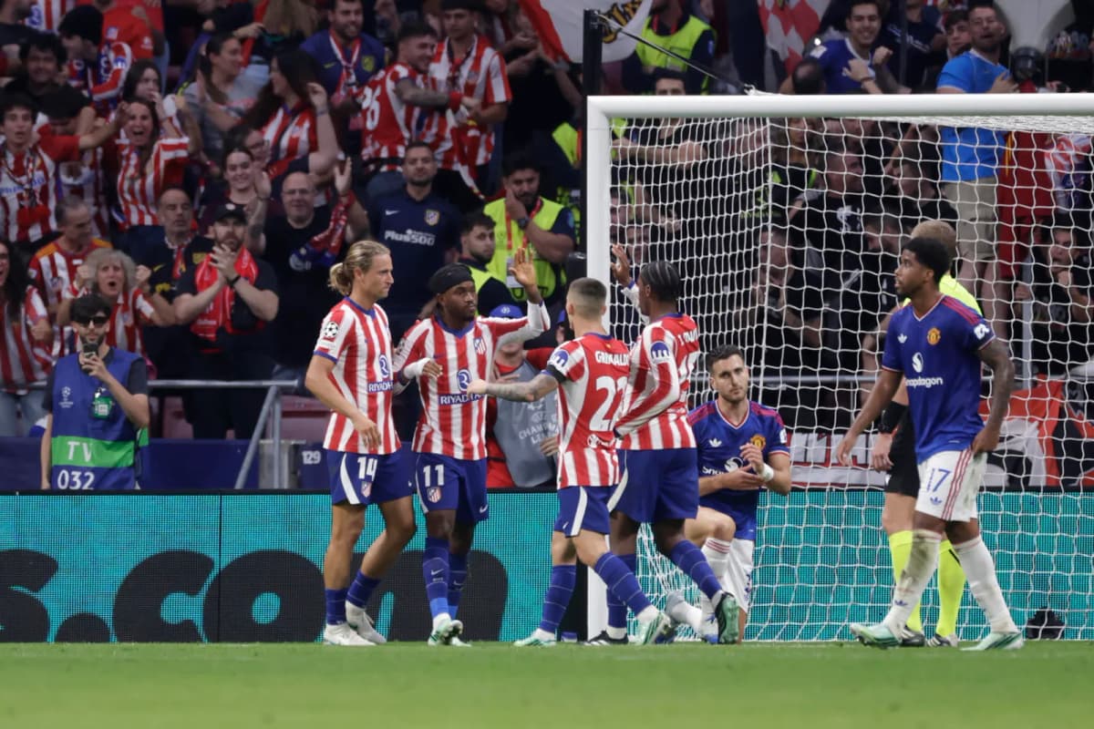 Los jugadores del Atlético de Madrid celebran un gol ante el Manchester United en el estadio Metropolitano durante la Liga de Campeones.