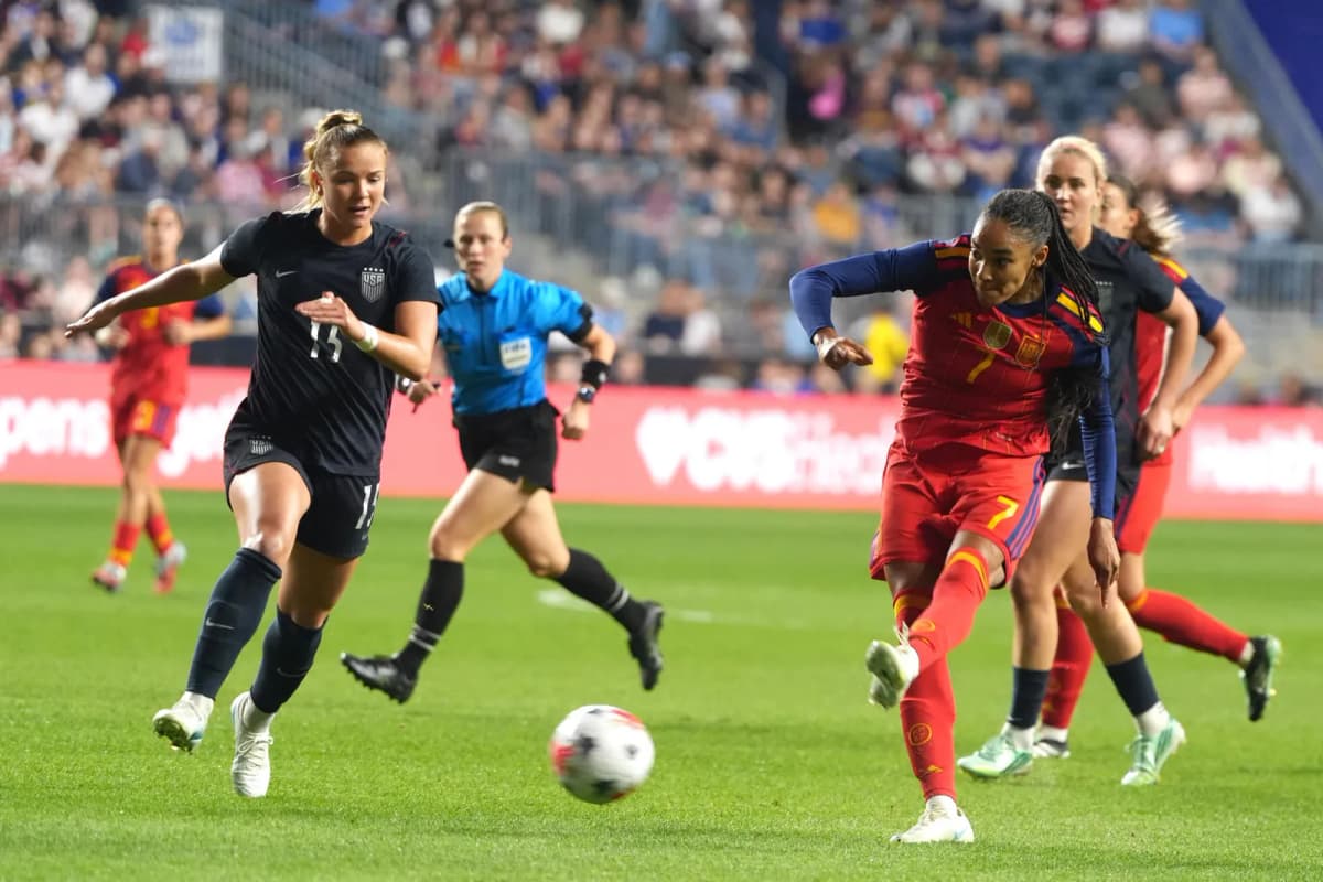 Claire Hutton (i), de Estados Unidos, disputa el balón con Salma Paralluelo, de España, en el amistoso en el Subaru Park en Chester (Estados Unidos).