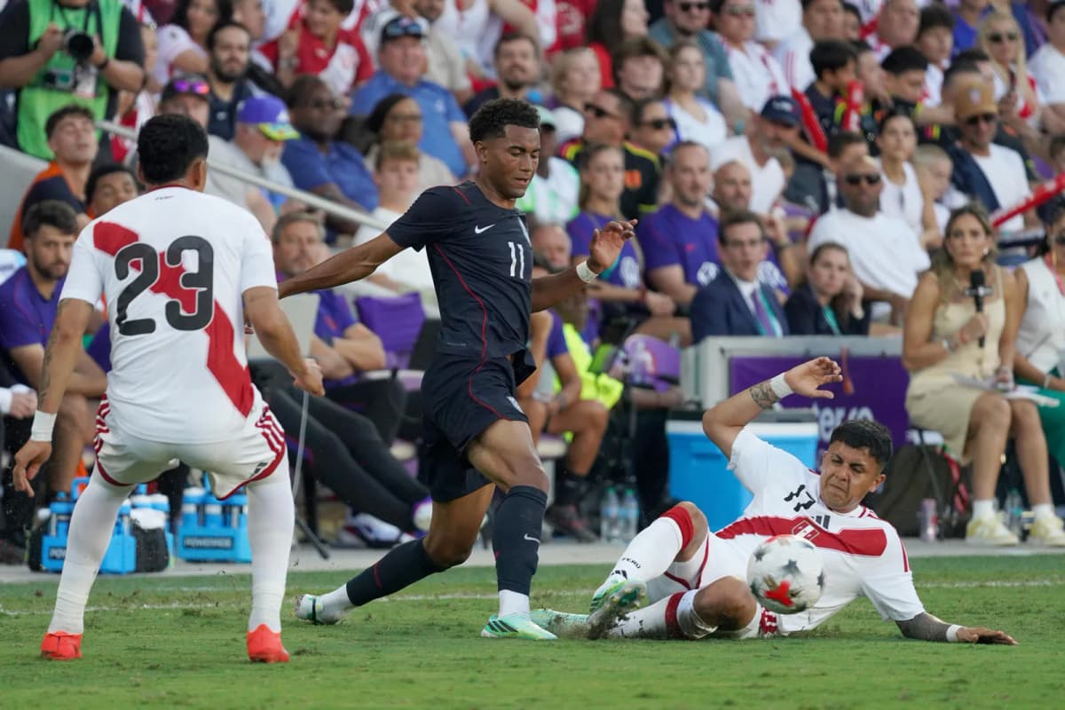 Zavier Gozo (c), jugador de Estados Unidos , en un amistoso del pasado septiembre ante Perú en el estadio Inter&Co en Orlando (EE.UU.).