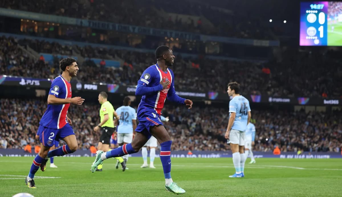 Ousmane Dembélé, delantero francés del PSG, celebra un gol durante el partido de Champions League ante el Manchester City en el Etihad Stadium.