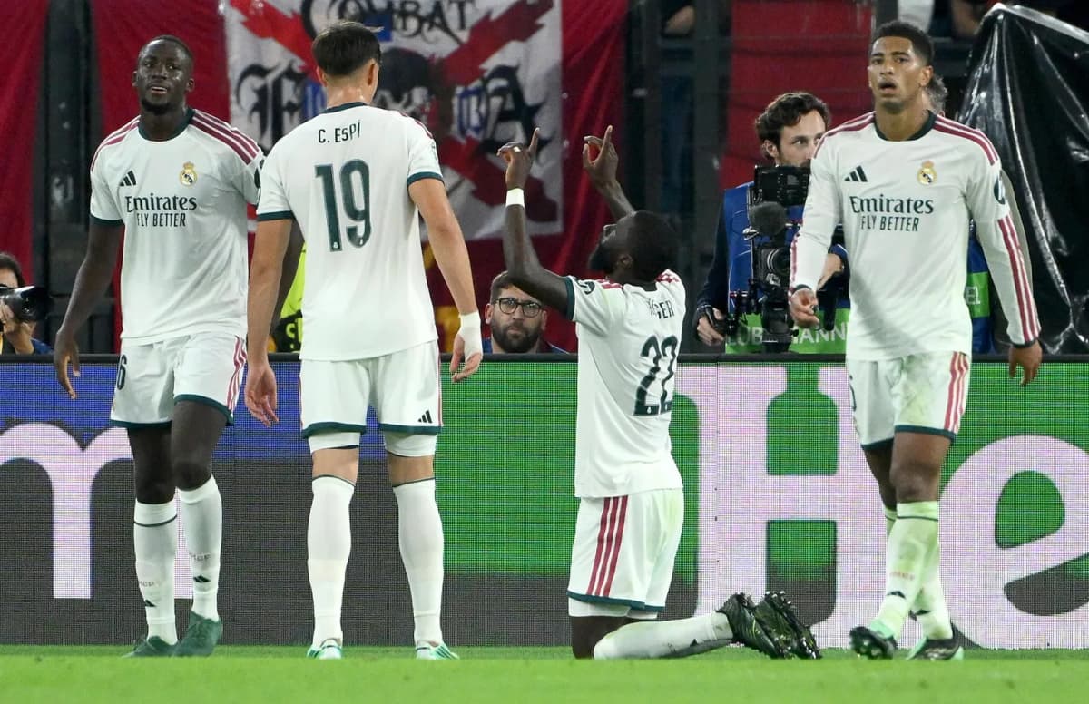 Jugadores del Real Madrid, entre ellos el español Carlos Espí, celebran el triunfo ante la Roma en la Liga de Campeones.