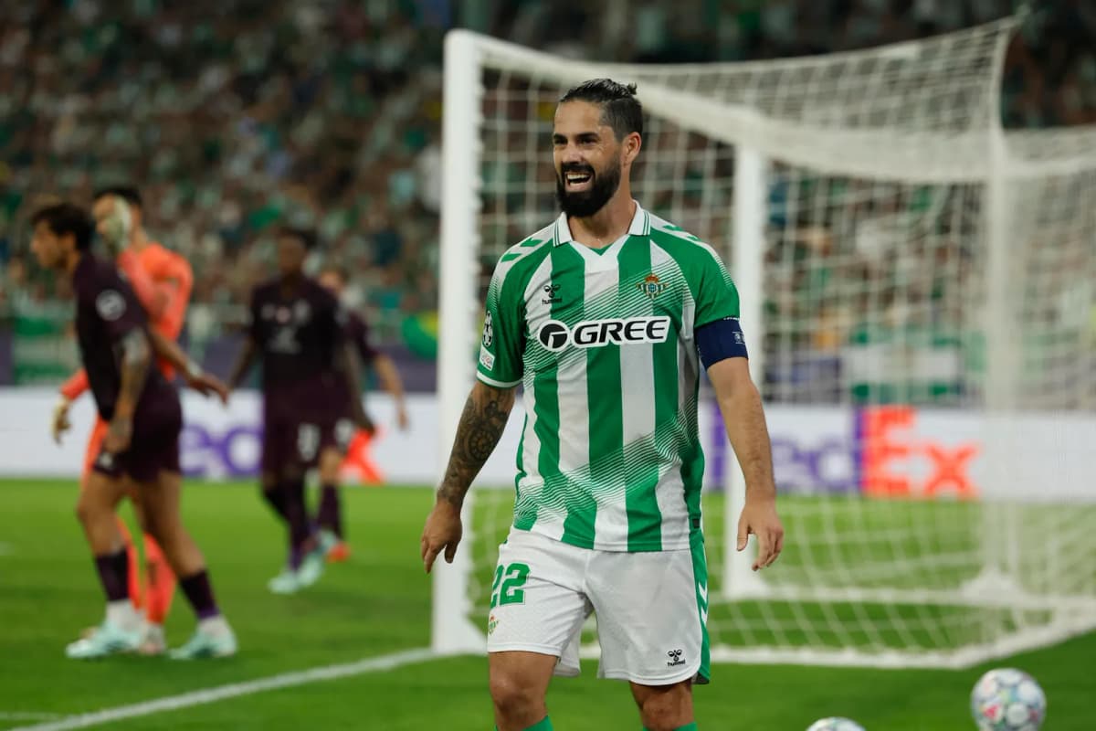 El español Isco Alarcón, capitán del Real Betis, durante el partido de Champions ante el Oporto en el estadio de La Cartuja.