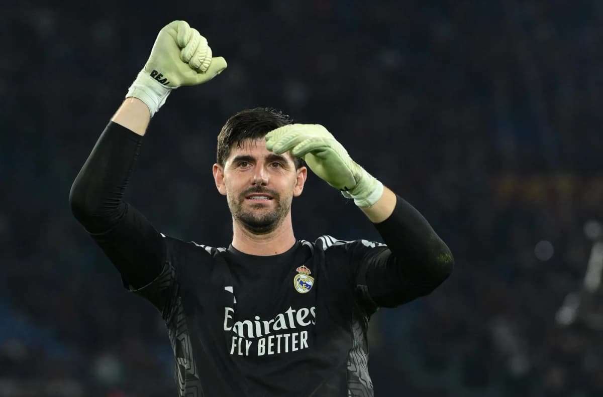 El portero del Real Madrid Thibaut Courtois celebra tras el partido de fútbol de la UEFA Champions League entre la AS Roma y el Real Madrid en el estadio…