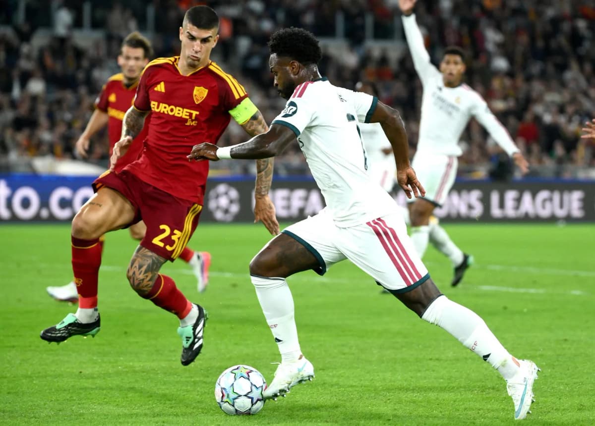 Gianluca Mancini (izq.) del AS Roma y Vinicius Junior (der.) del Real Madrid en acción durante el partido de fútbol de la UEFA Champions League entre el AS…