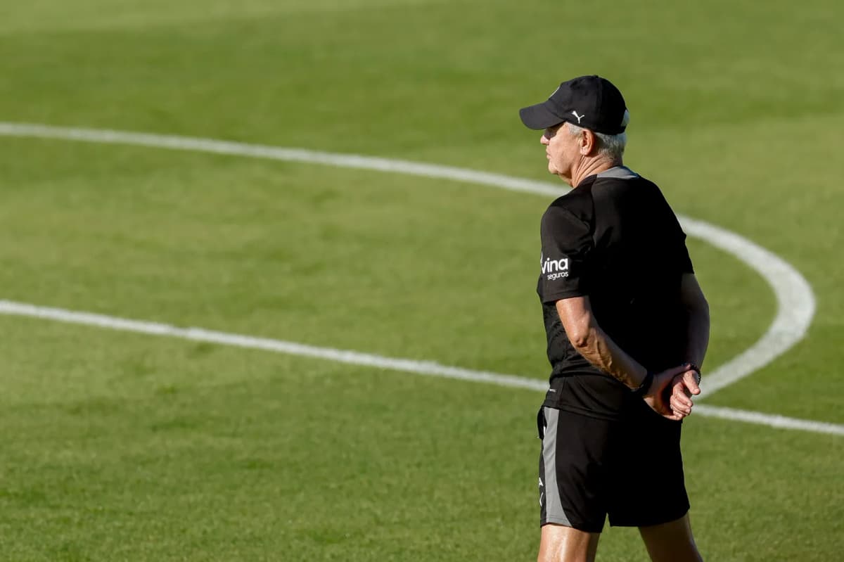 El entrenador del Valencia CF Javier Aguirre, durante el entrenamiento matinal del Valencia en el campo José Manuel Ochotorena de la Ciutat Esportiva de…