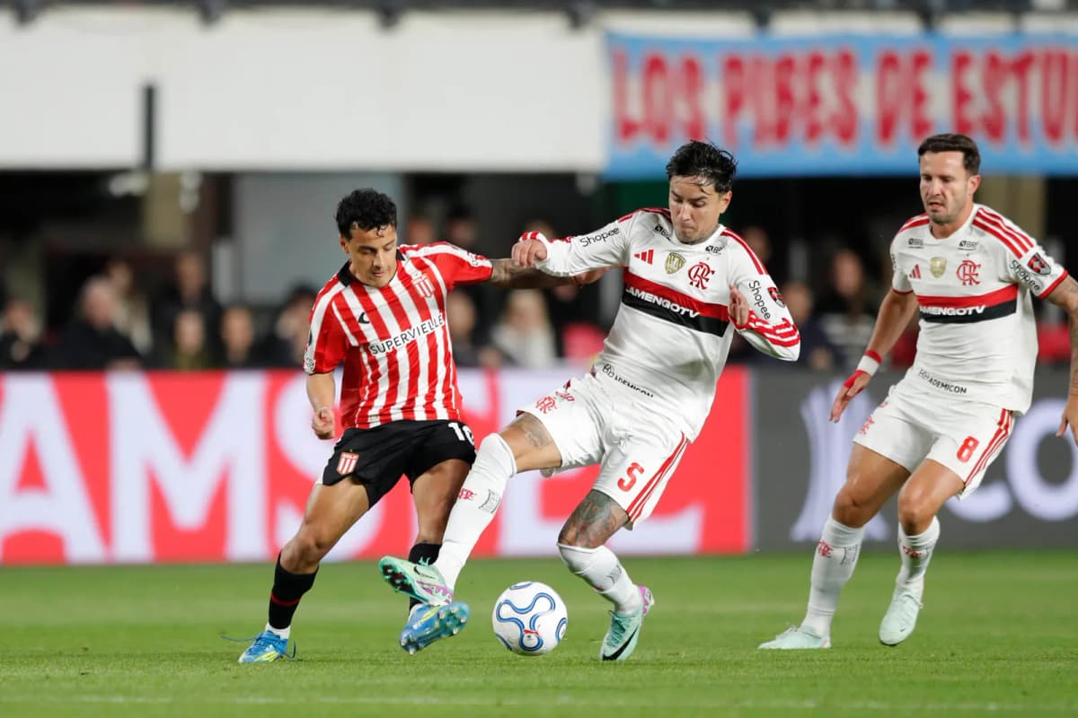 Tiago Palacios, de Estudiantes, disputa el balón con Erick Pulgar y Saúl Ñíguez, de Flamengo, durante la semifinal de la Copa Libertadores en La Plata.