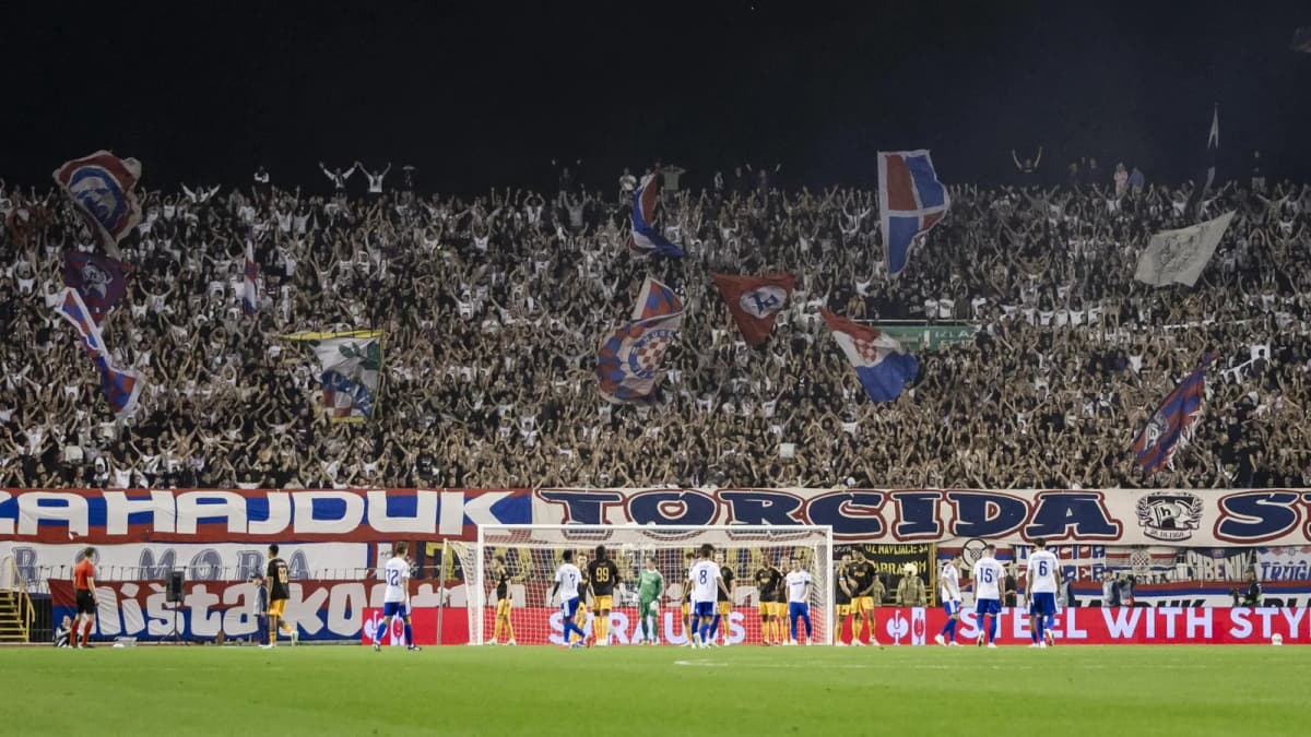 Aficionados del Hajduk Split, durante el partido contra el Ajax de la Liga Conferencia.