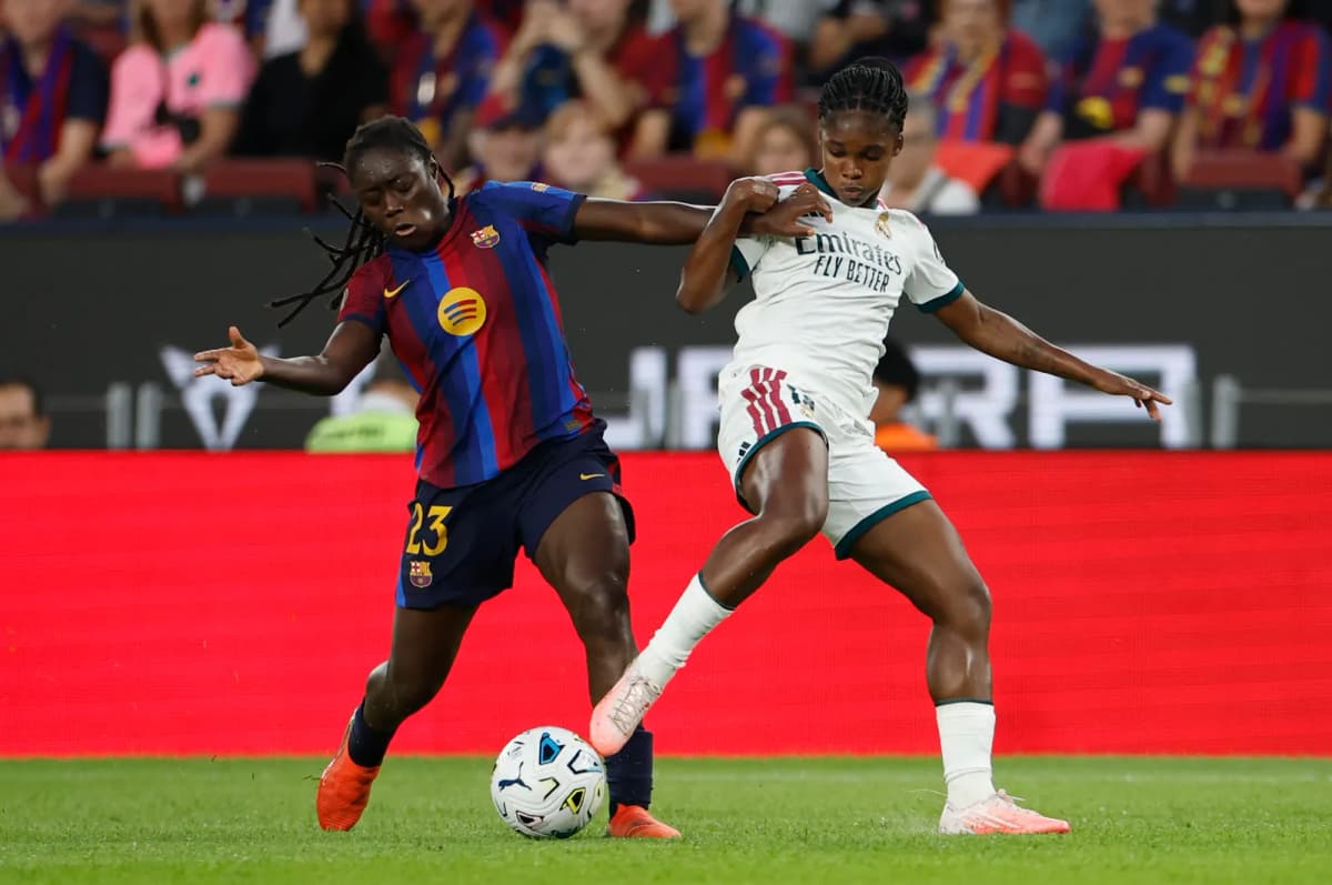 La defensa del Barcelona Aicha Camara (i) pelea un balón con la delantera colombiana del Real Madrid Linda Caicedo, durante el partido de Liga F entre el…