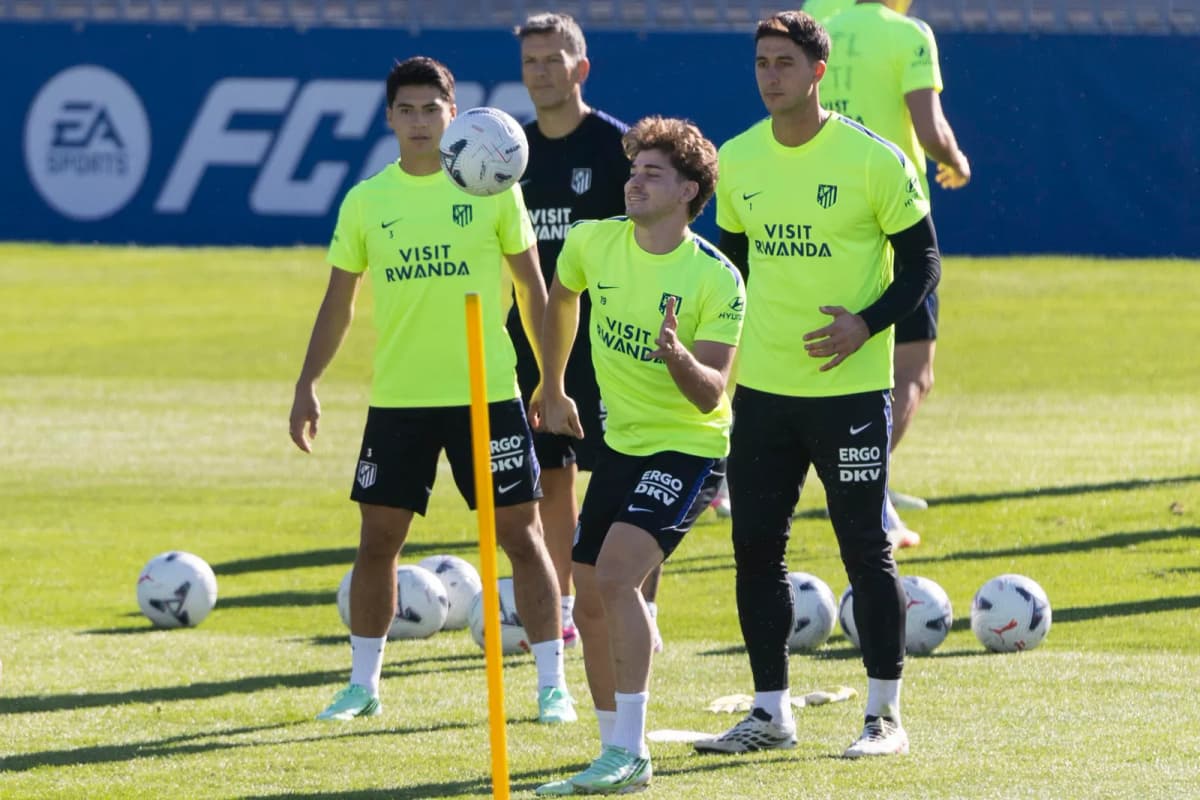 El argentino Julián Álvarez participa en un ejercicio durante un entrenamiento del Atlético de Madrid en Majadahonda.