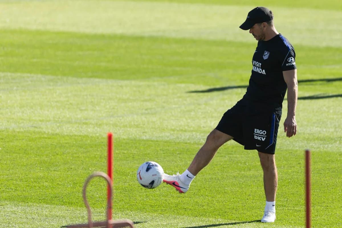 Diego Simeone dirige un entrenamiento del Atlético de Madrid antes del partido contra el Espanyol en el RCDE Stadium.
