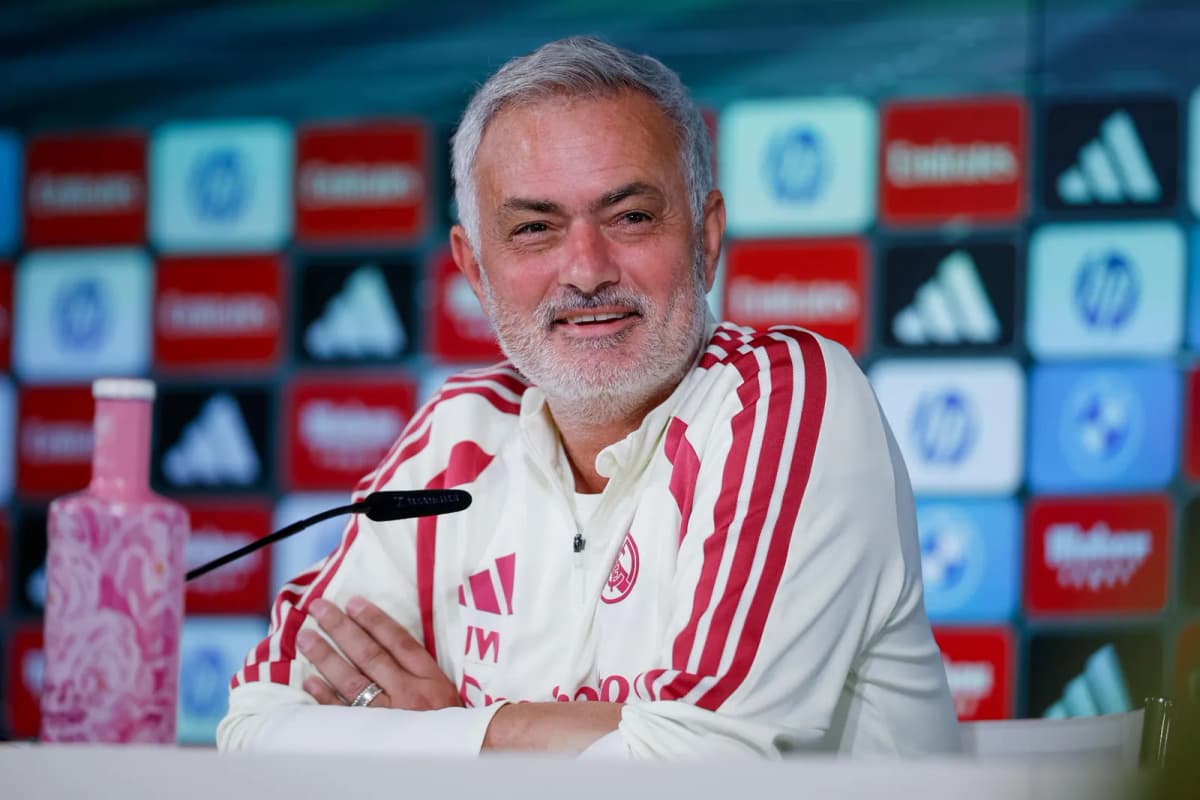 El entrenador del Real Madrid, José Mourinho durante la rueda de prensa antes del entrenamiento del equipo en Valdebebas en Madrid este sábado previa a su…