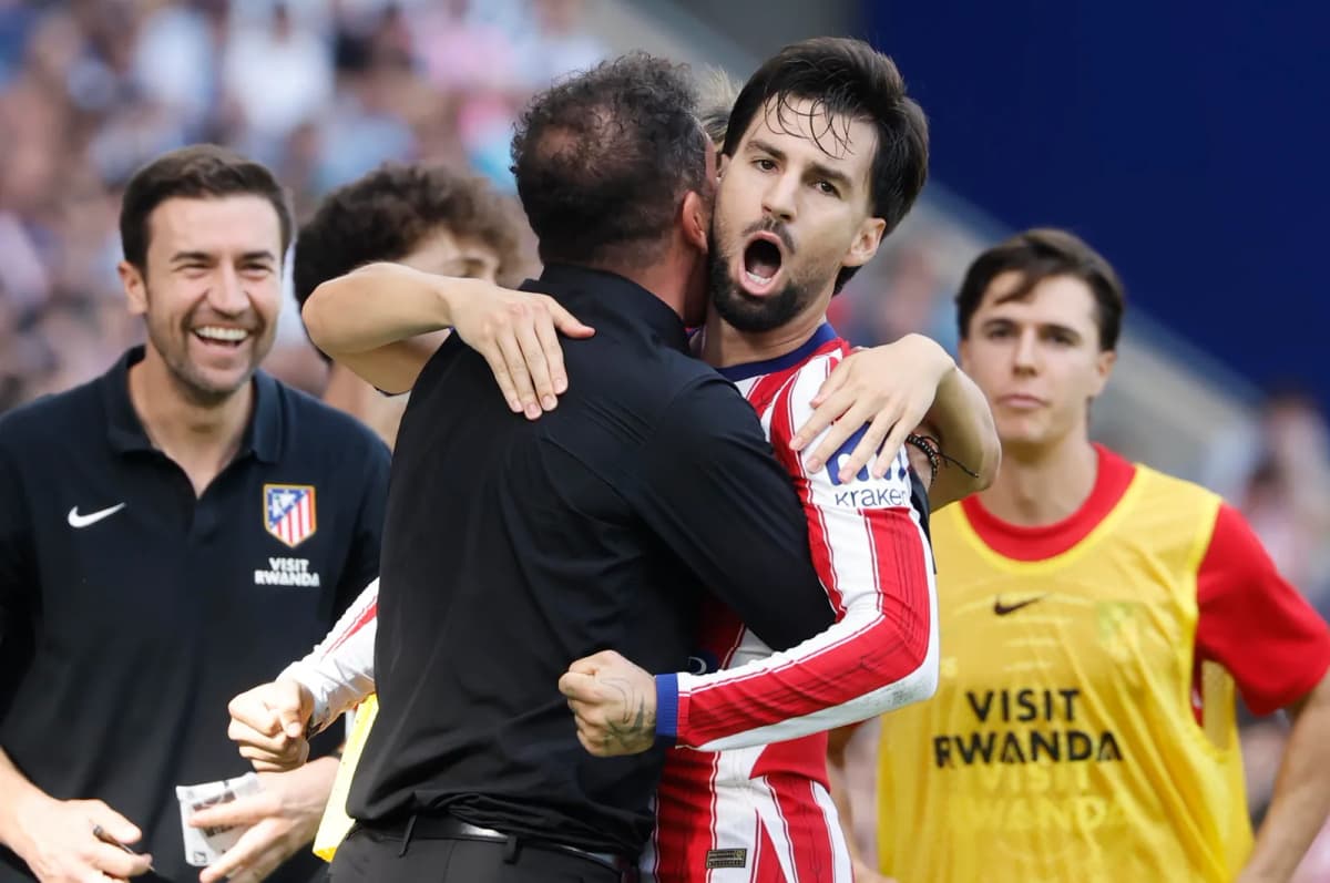 Álex Baena celebra un gol con el Atlético de Madrid durante un partido de fútbol, tras decidir la victoria ante el Espanyol en el minuto 89.