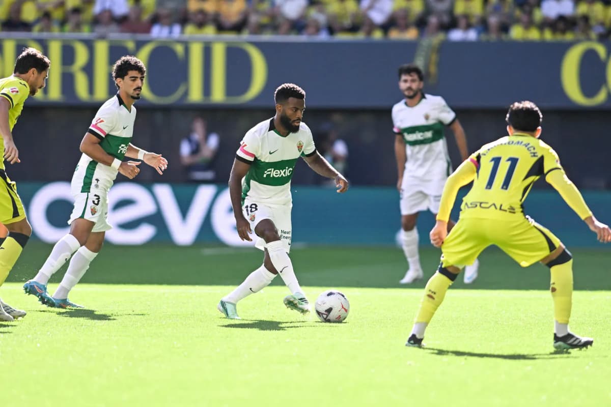 El Villarreal y el Elche disputan un balón durante el empate 0-0 en La Cerámica, con Matías Dituro como figura del encuentro.