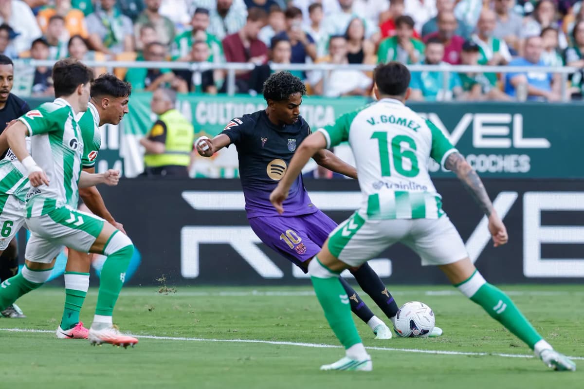 El jugador del Barcelona Lamine Yamal remata para marcar el 0-1 ante el Betis, durante el partido de la jornada 9 de LaLiga EA Sports entre el Betis y el…