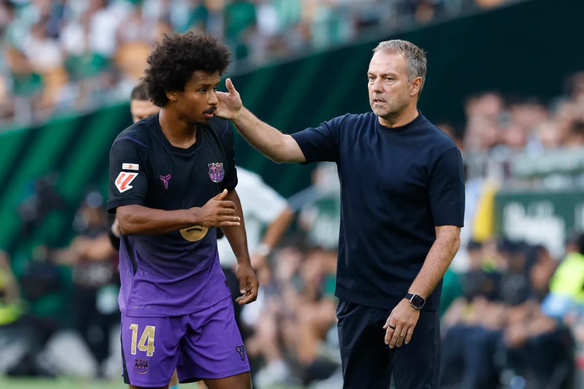 El entrenador del Barcelona Hans-Dieter Flick, durante el partido de la jornada 9 de LaLiga EA Sports entre el Betis y el Barcelona, este sábado en el estadio…
