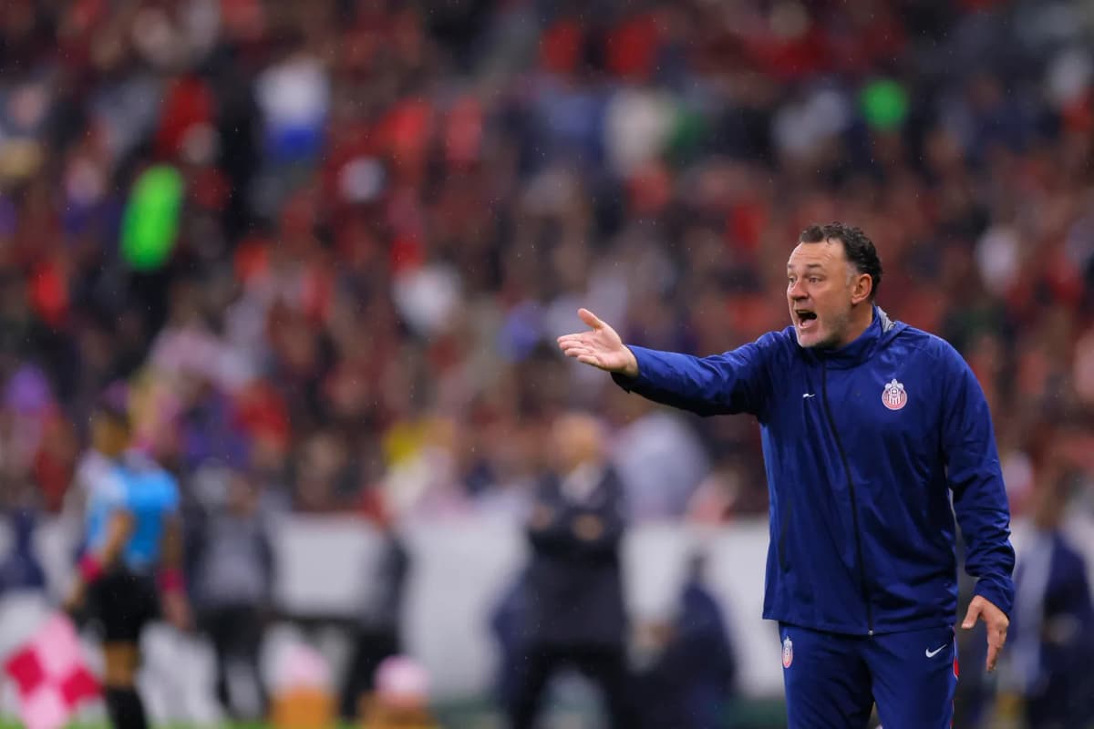 El entrenador argentino Gabriel Milito dirige a Chivas de Guadalajara durante un partido ante Atlas en el estadio Jalisco.