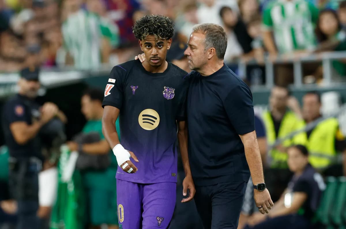 El técnico Hansi Flick (D) junto a Lamine Yamal, durante el partido que el Barcelona ganó al Betis, el sábado.