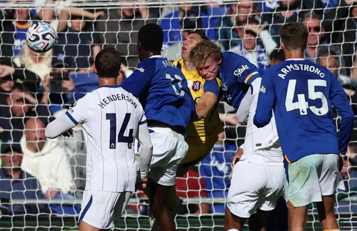 Momento en el que el meta argentino del Chelsea, Emiliano Martínez, choca con el jugador del Everton Jarrad Branthwaite y se fractura la mandíbula.