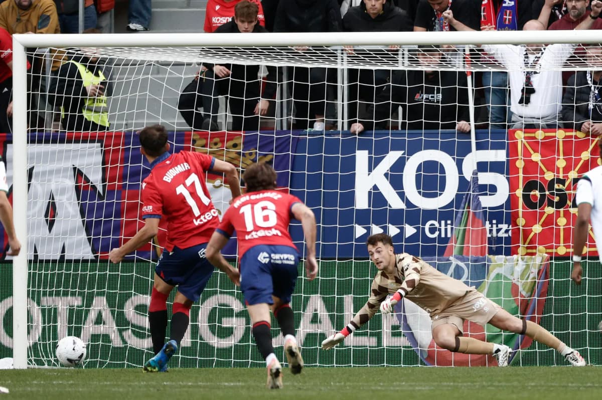 l delantero del Osasuna, Ante Budimir (i) marca de penalti su tanto ante el Racing de Santader durante el partido correspodiente a la Primera División de…