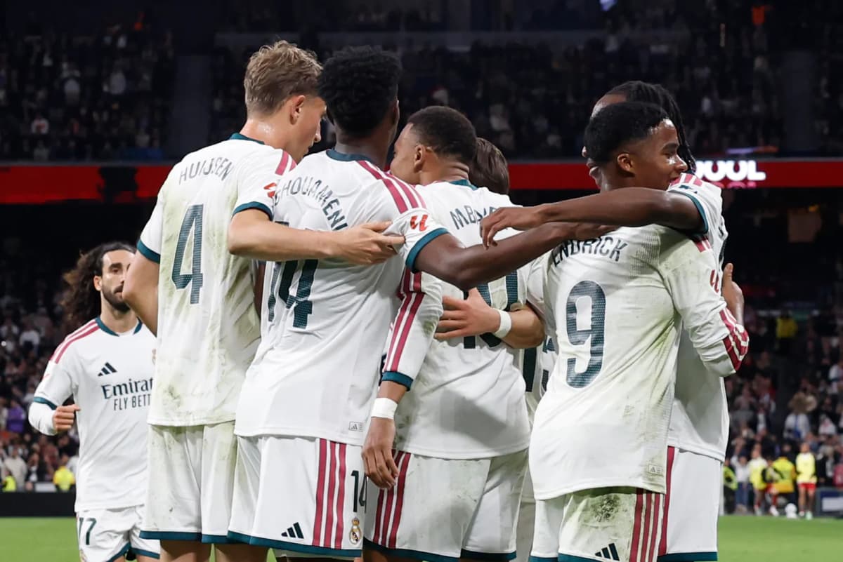 El delantero francés del Real Madrid Kylian Mbappé (c) celebra su segundo gol durante el partido de la jornada 9 de LaLiga entre el Real Madrid y el Sevilla…