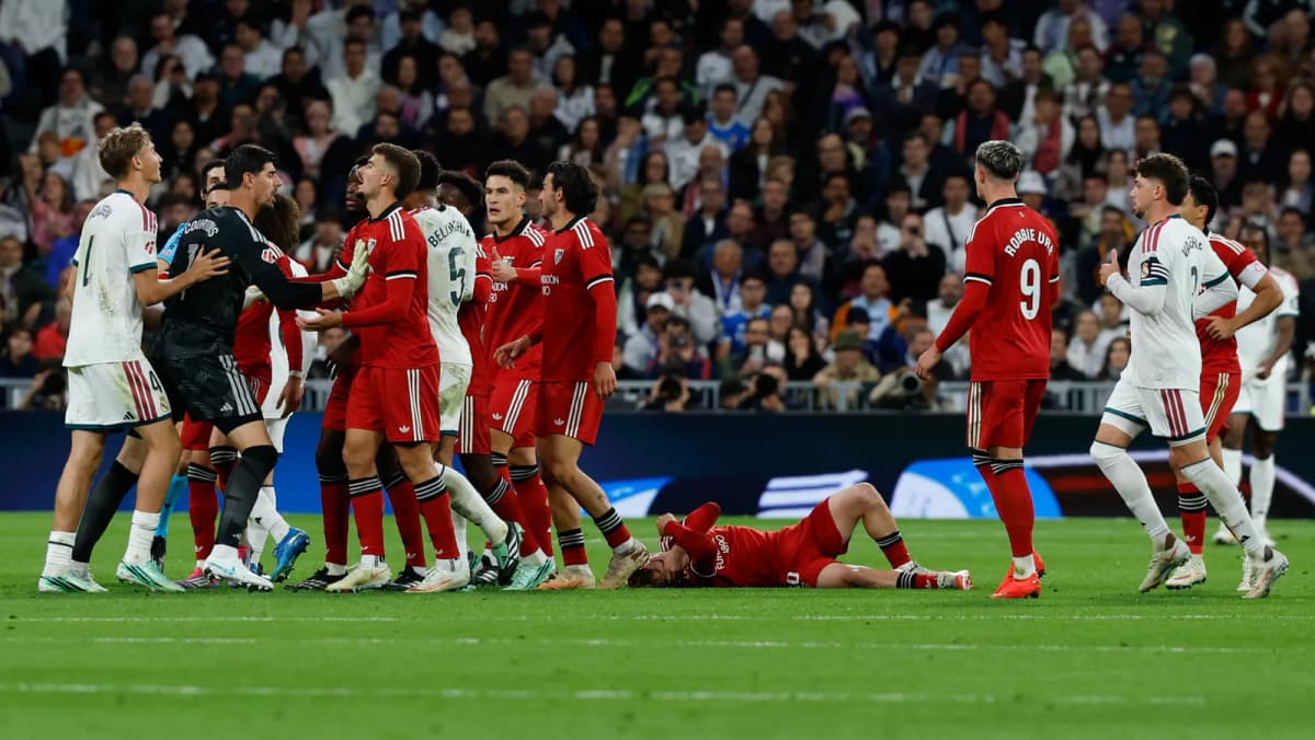El centrocampista del Sevilla, Peque, se duele en el suelo durante el partido de la jornada 9 de LaLiga entre el Real Madrid y el Sevilla FC, en el estadio…