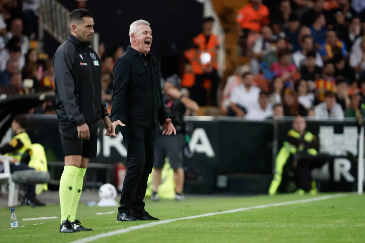 El entrenador del Valencia Javier Aguirre (d)durante el partido de la jornada 9 de LaLiga que Valencia CF y Athletic Club de Bilbao disputaron el sábado en el…