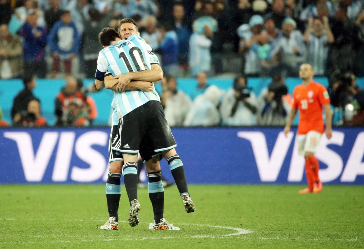 Los argentinos Martin Demichelis y Lionel Messi tras los penaltis contra Países Bajos en el Mundial de 2014.