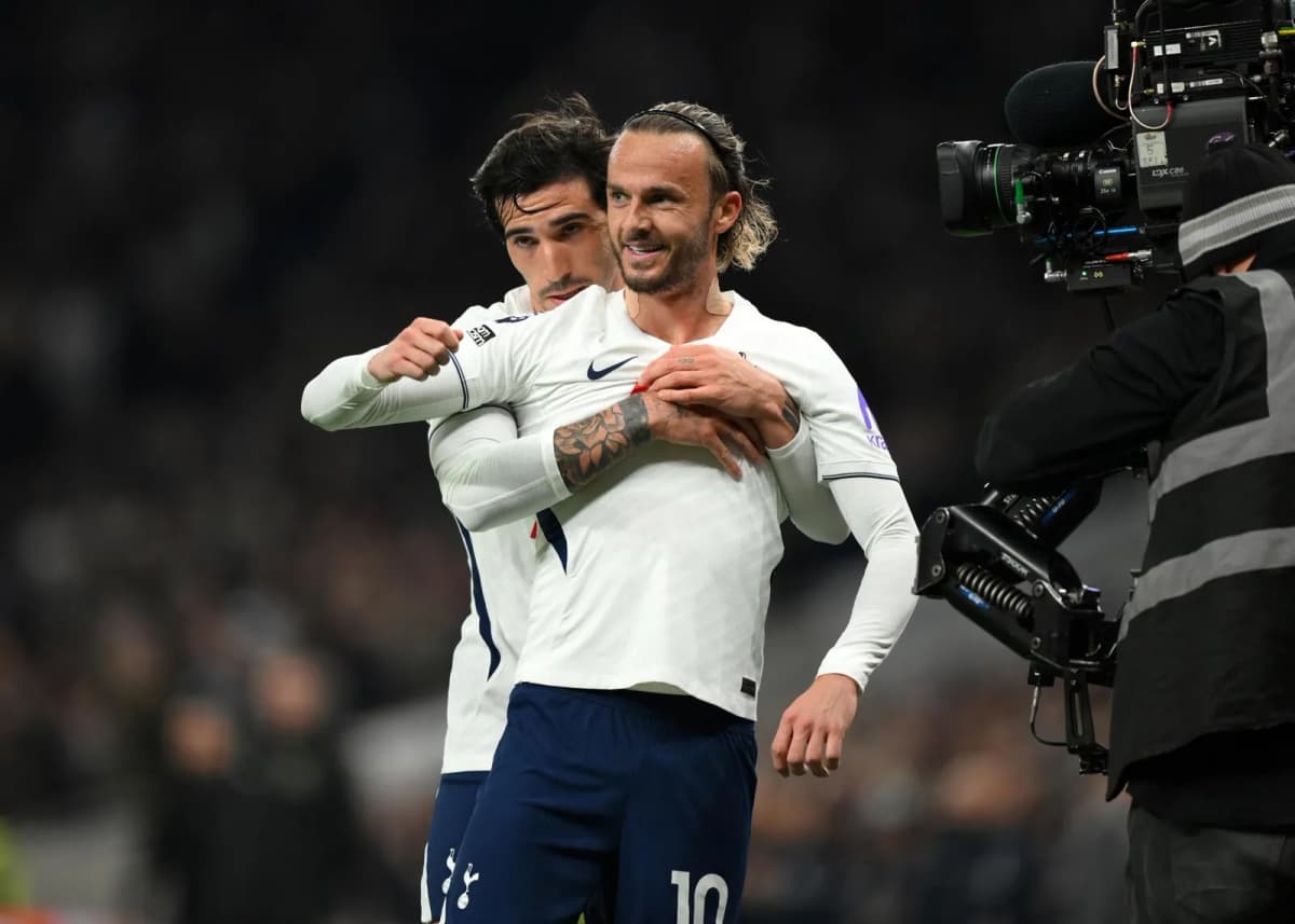 El jugador del Tottenham Hotspur James Maddison celebra el 1-0 durante el partido de la Premier League que han jugado Tottenham Hotspur y Coventry City, en…