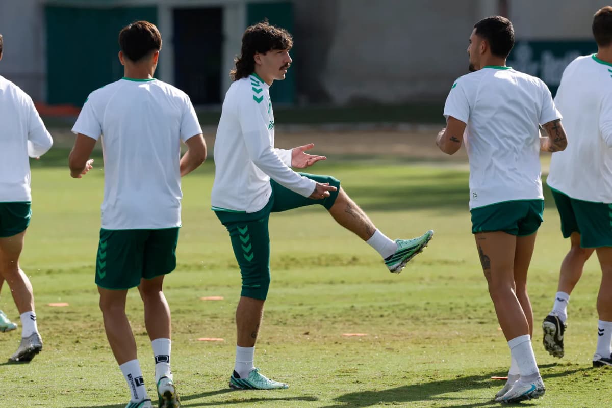 Los jugadores del Betis durante el entrenamiento llevado a cabo este martes, para preparar su partido de Liga de Campeones que disputarán mañana ante el…
