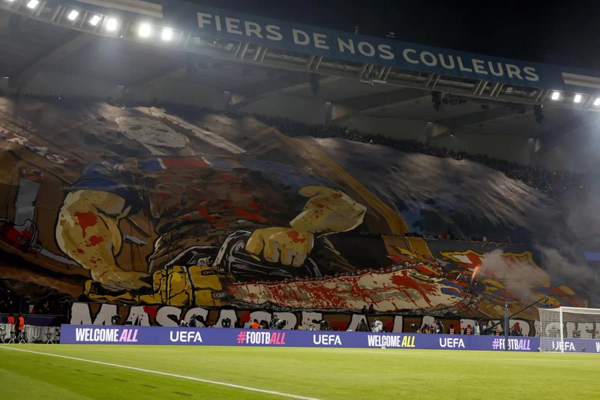 Pancarta de los ultras del París Saint-Germain con el lema «Massacre à la parisienne» y una motosierra destrozando el escudo del Barcelona, motivo de la queja p