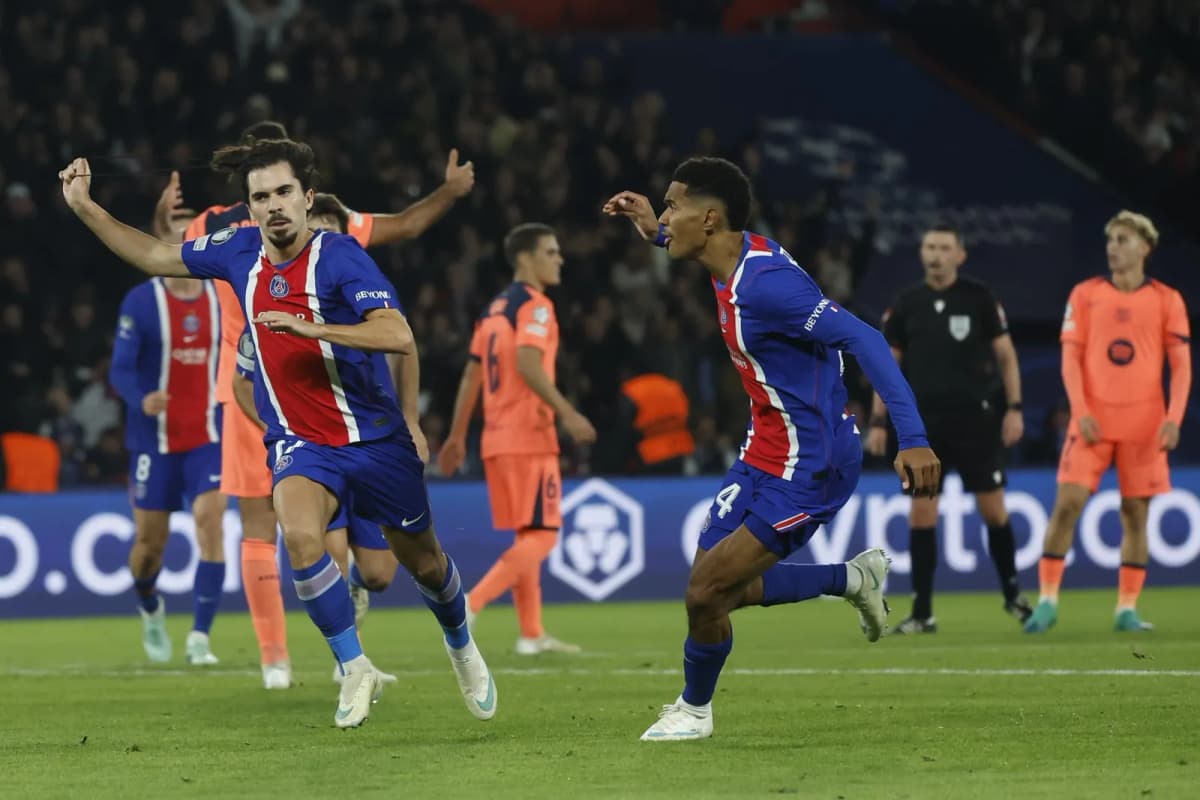 Vitinha celebra su gol durante el triunfo del PSG por 4-2 ante el Barcelona en la Liga de Campeones, en el Parque de los Príncipes.