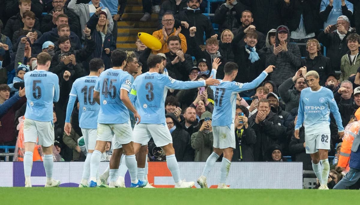El inglés Phil Foden celebra uno de sus goles con el Manchester City en la Liga de Campeones. El triplete de Foden protagoniza la goleada ante el AEK Atenas.
