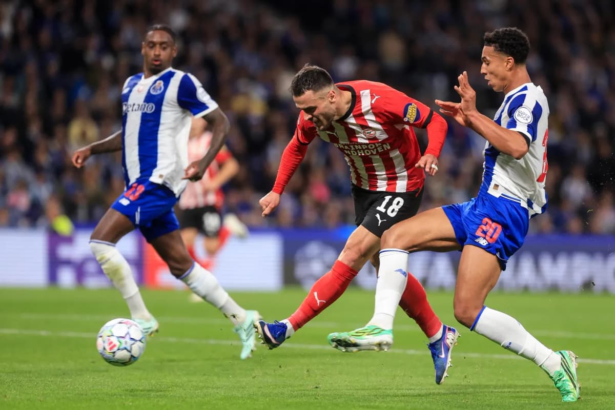 Alberto Costa, del Oporto, intenta defender a Filip Kostic, del PSV Eindhoven, durante el partido de la Liga de Campeones.