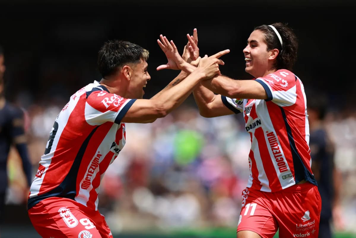 Felipe Mora y David Rodríguez celebran un gol del Atlético San Luis durante un partido de fútbol mexicano.